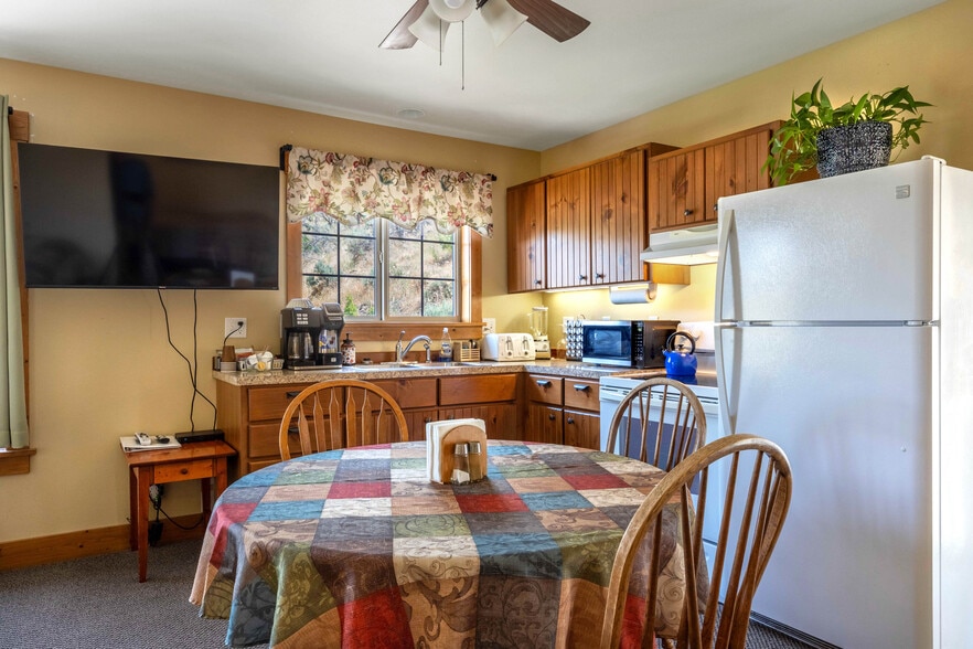 More Photos Of 210 Hartman Ave, Maupin Hotel For Sale