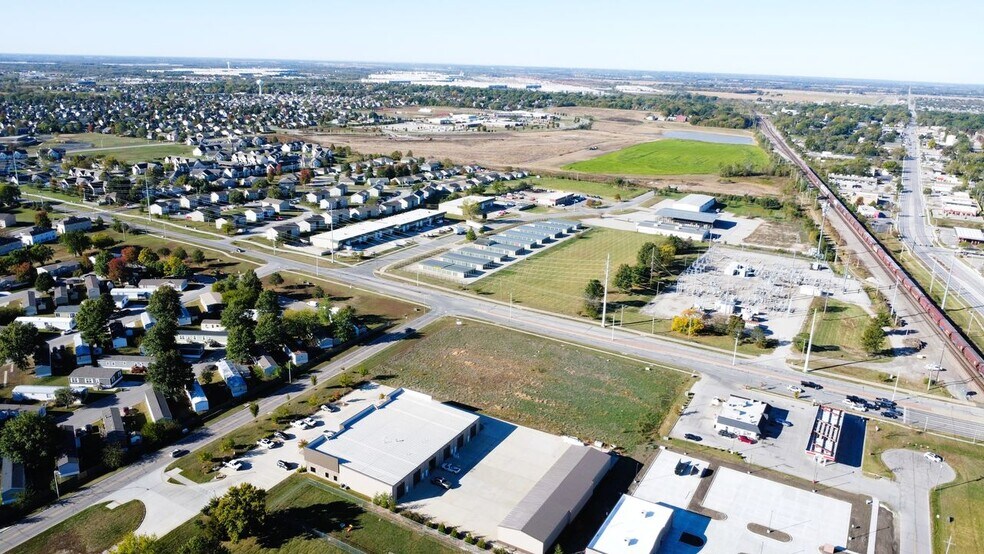 More Photos Of 912-922 E Warren St, Gardner Industrial For Lease