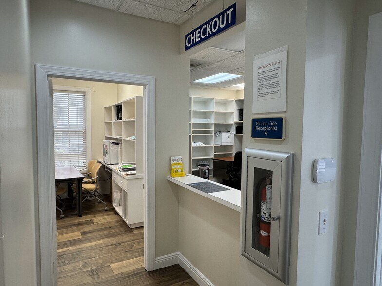 More Photos Of 1044 Goodlette-Frank Rd N, Naples Medical For Lease