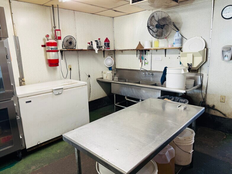 More Photos Of 305 N Broadway St, Poteau Restaurant For Sale