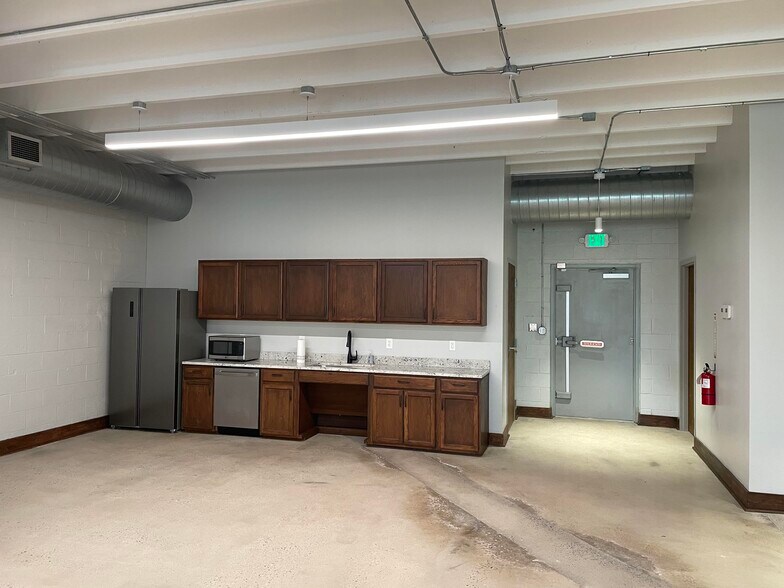 More Photos Of 1914 W Morehead St, Charlotte Office For Sale