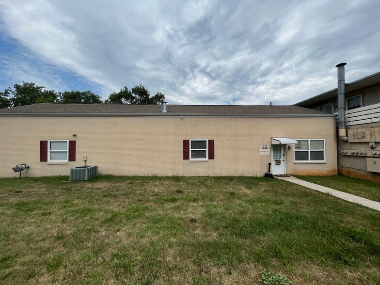Primary Photo Of 630 Charles St, Staunton Light Distribution For Sale