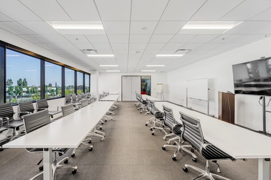 More Photos Of 4910 Airport Plaza Dr, Long Beach Loft Creative Space For Lease