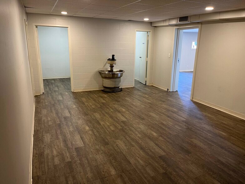 More Photos Of 908 E North St, Salina Warehouse For Lease