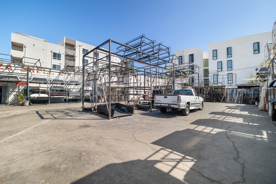 More Photos Of 8744 Sepulveda Blvd, North Hills General Retail For Sale