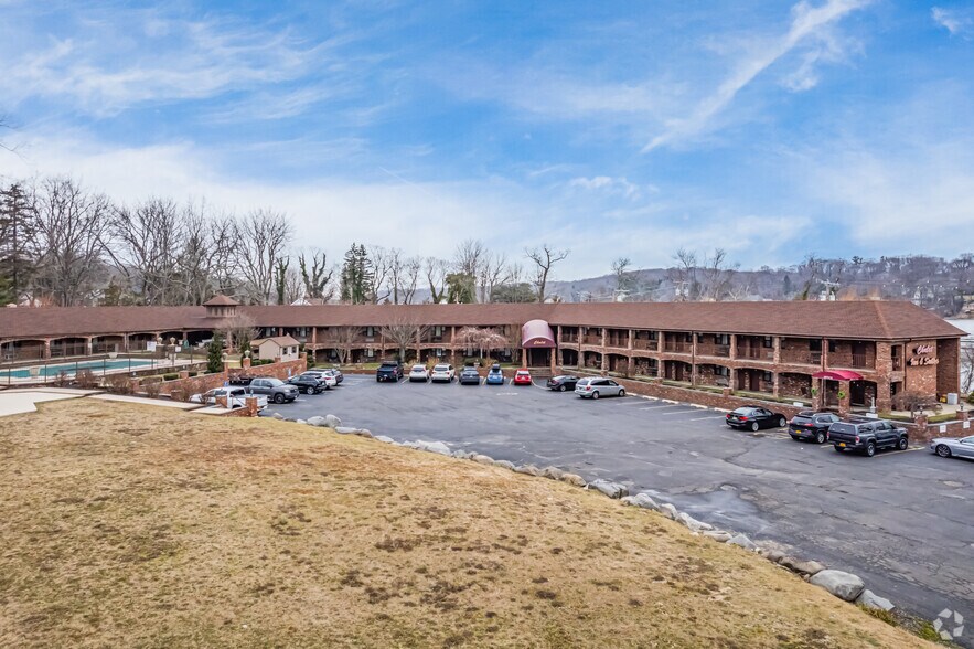More Photos Of 23 Centershore Rd, Centerport Hotel For Sale