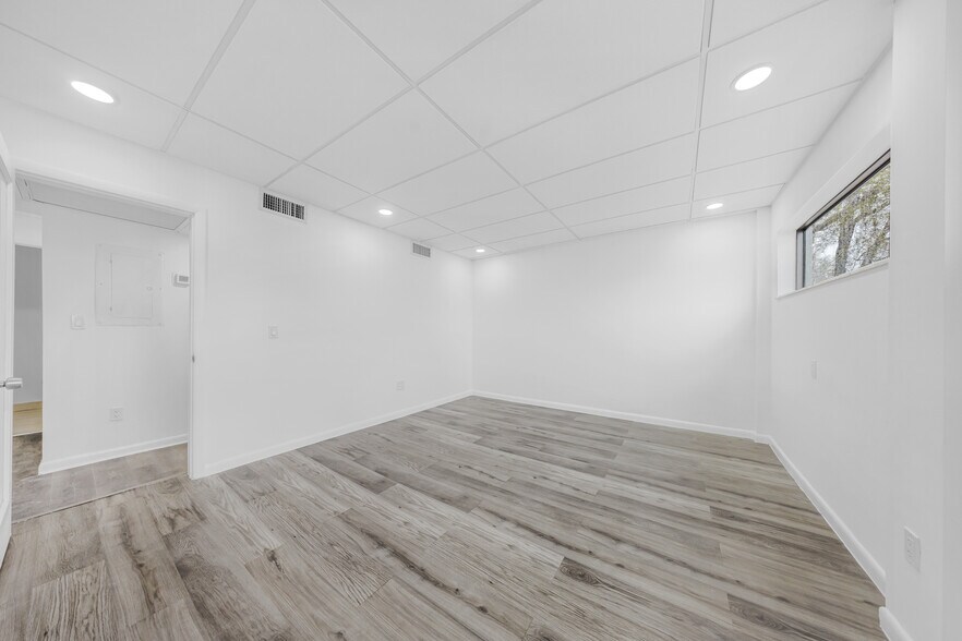 More Photos Of 7550 W 2nd Ct, Hialeah Warehouse For Lease