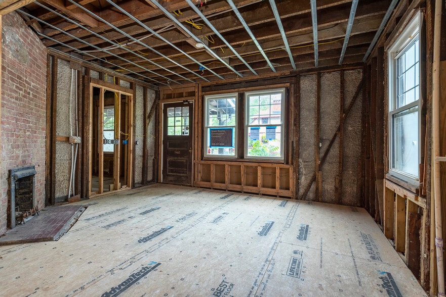 More Photos Of 5 All Souls Cres, Asheville Freestanding For Lease