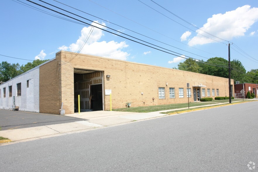 More Photos Of 311 Cox St, Roselle Warehouse For Lease