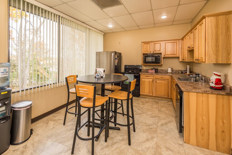 More Photos Of 1423 Randy Ln, Jefferson City Office For Sale