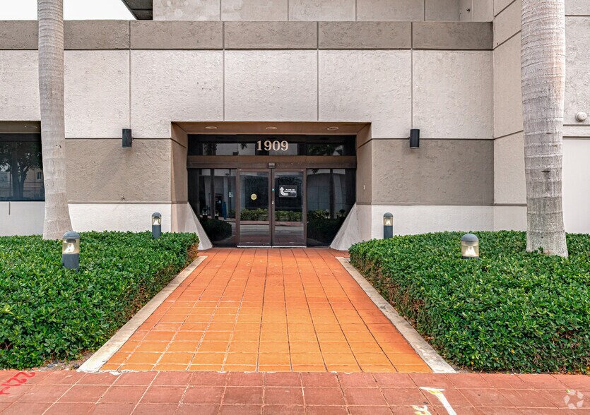 More Photos Of 1909 Tyler St, Hollywood Office For Lease