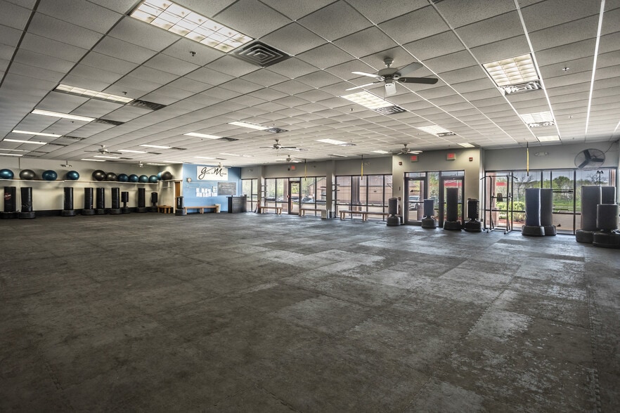 More Photos Of 3821 - 3855 121st St, Urbandale Freestanding For Lease