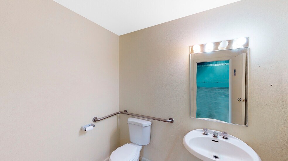 More Photos Of 800 Margaret St, Pahrump Warehouse For Lease