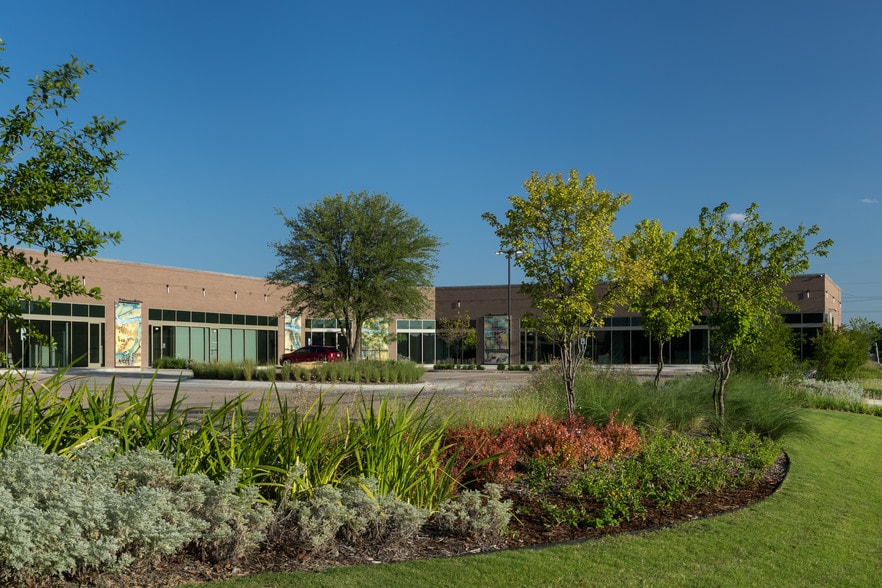 More Photos Of 2025 Irving Blvd, Dallas Showroom For Lease