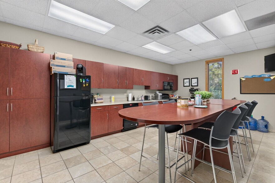 More Photos Of 852 W Bartlett Rd, Bartlett Office For Sale