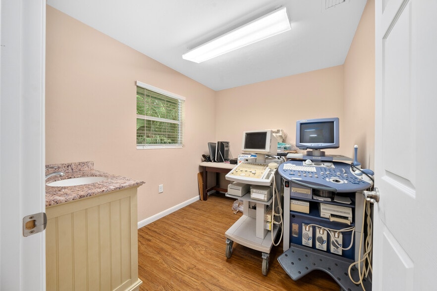 More Photos Of 1415 NW 23rd Ave, Chiefland Medical For Sale