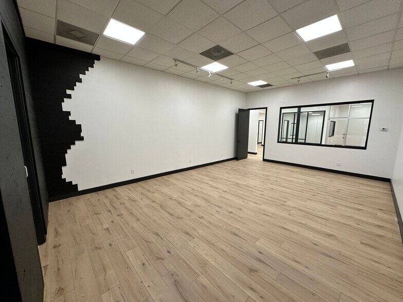 More Photos Of 11157 Ables Ln, Dallas Warehouse For Sale
