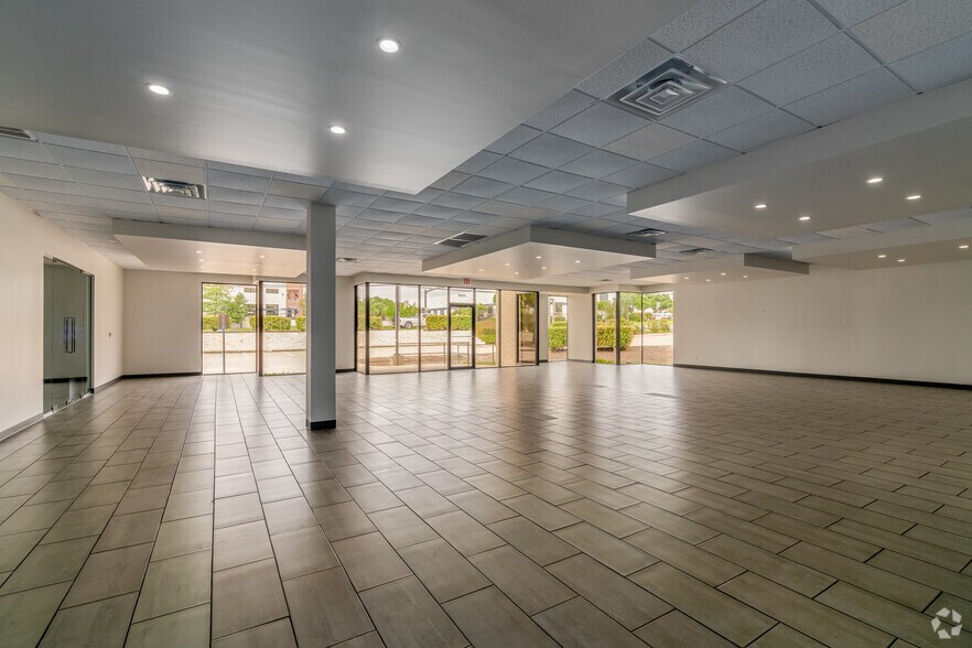 More Photos Of 2020 Rutland Dr, Austin Unknown For Lease