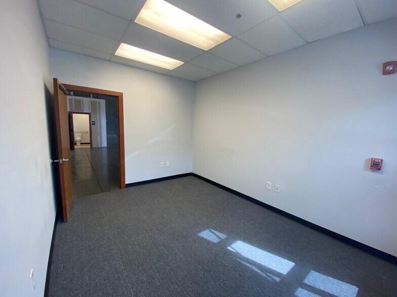 More Photos Of 658 Griffith Rd, Charlotte Warehouse For Lease