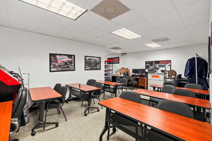 More Photos Of 108 Commercial Pl, Schertz Warehouse For Sale