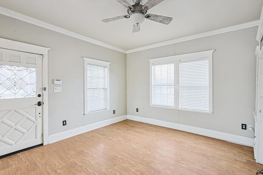 More Photos Of 111 S Pine St, Roanoke General Retail For Sale