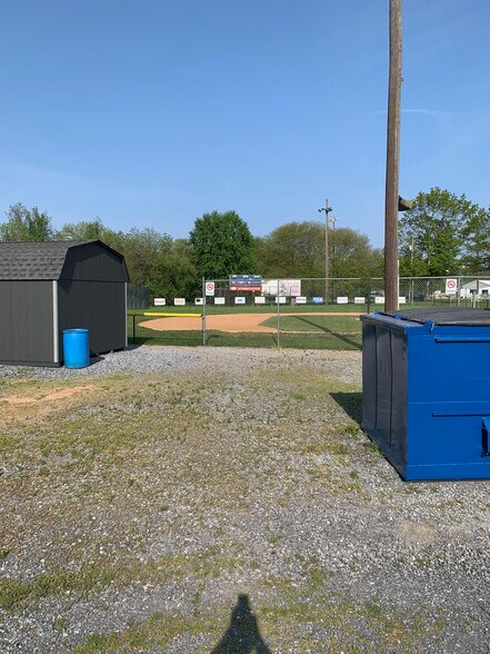 More Photos Of 160 S Poplar St, Elizabethtown Showroom For Lease