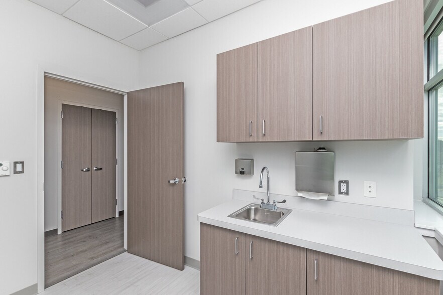 More Photos Of 24430 Stone Springs Blvd, Dulles Medical For Lease