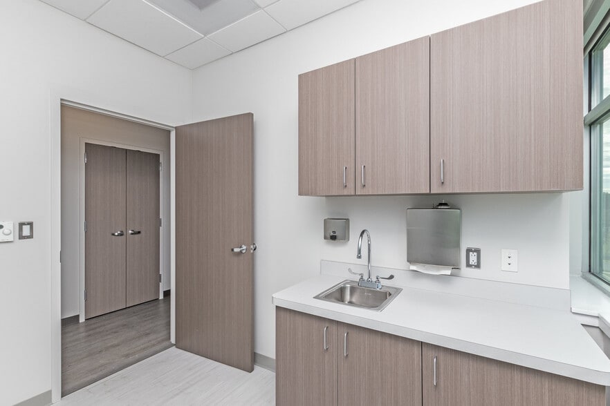 More Photos Of 24430 Stone Springs Blvd, Dulles Town Center Medical For Lease