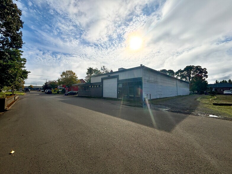 More Photos Of 1515 13th St SE, Salem Flex For Sale