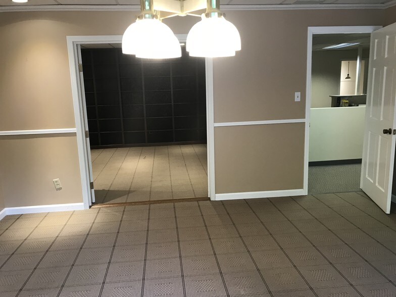 More Photos Of 320 N 5th St, Saint Charles Office For Sale