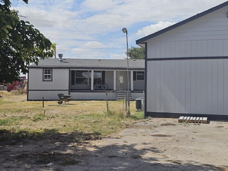 More Photos Of 11010 W Joan Dr, Odessa Warehouse For Lease