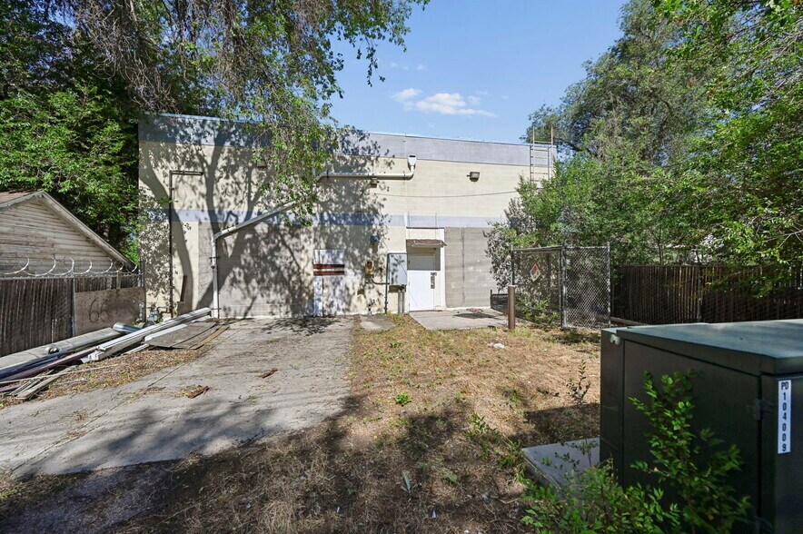 More Photos Of 319 N Bonfoy Ave, Colorado Springs Warehouse For Lease