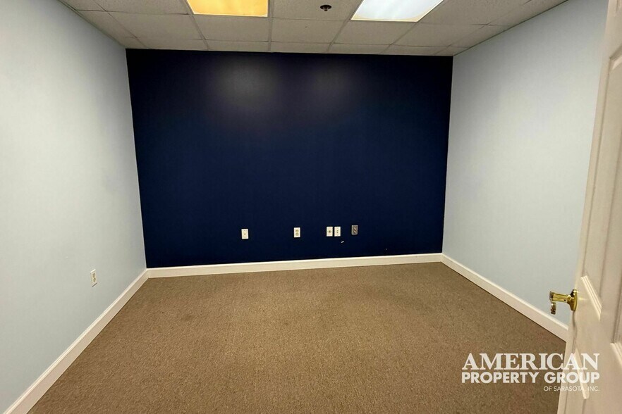 More Photos Of 4050 Middle Ave, Sarasota Warehouse For Lease