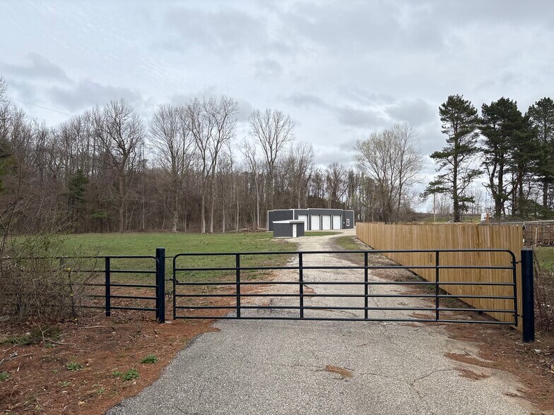 More Photos Of 01821 73rd St, South Haven Warehouse For Lease