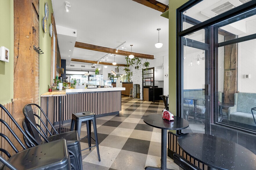 More Photos Of 2660-2664 St Notre-Dame O, Montréal Storefront For Lease
