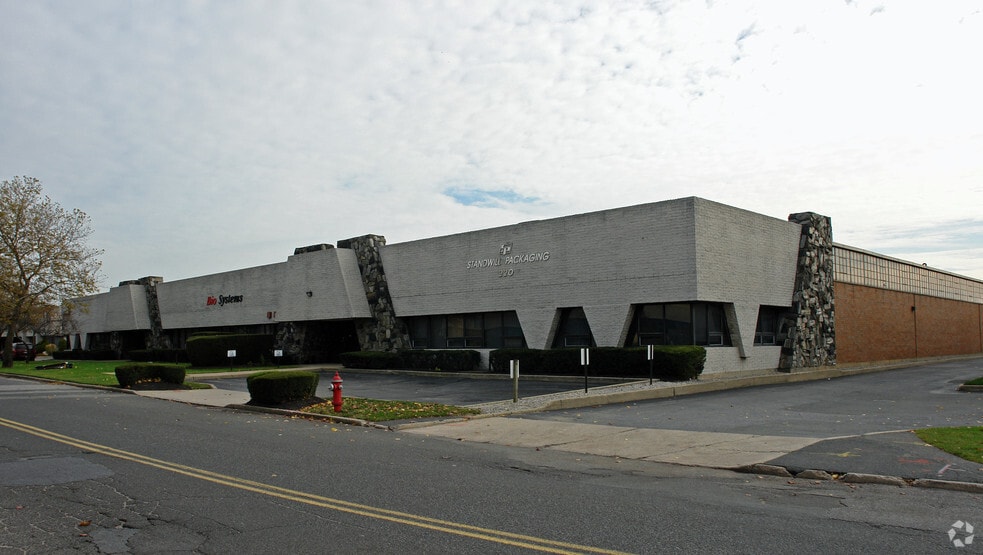 More Photos Of 220-224 Sherwood Ave, Farmingdale Warehouse For Lease