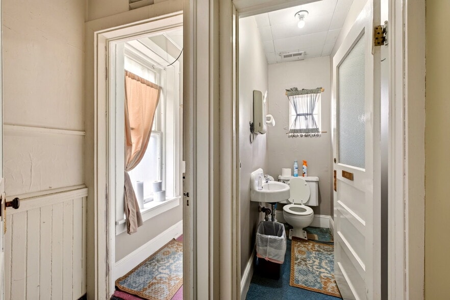 More Photos Of 162-166 N Main St, Broadway Office For Sale