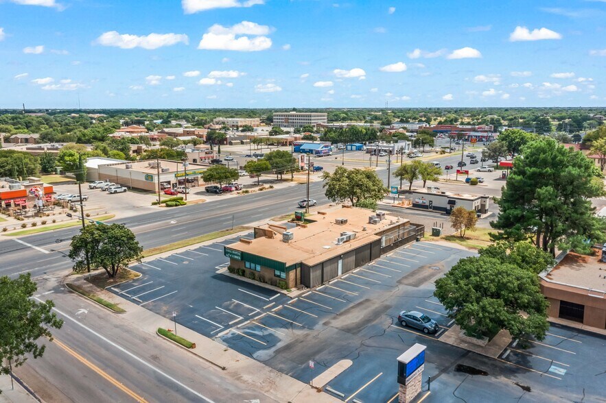 More Photos Of 7902 Slide Rd, Lubbock Veterinarian Kennel For Lease
