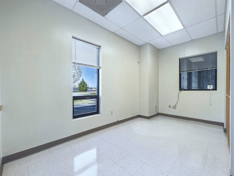 More Photos Of 230 N Old Saint Louis Rd, Wood River Industrial For Lease