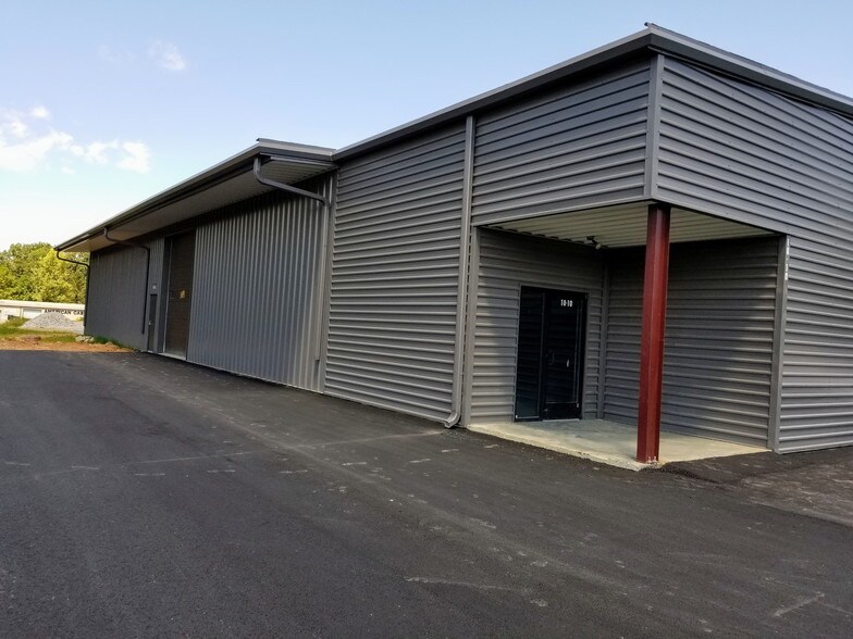 More Photos Of 18 Sterling Pl, Mills River Flex For Lease