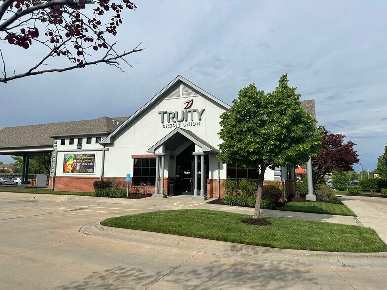 More Photos Of 2221 W 31st St, Lawrence Bank For Lease