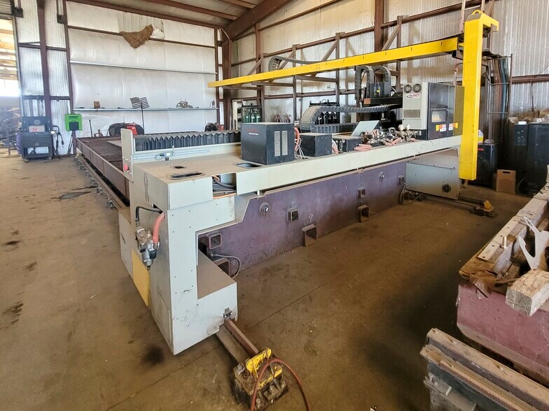 More Photos Of 1503 W Orrland Ave, Pixley Manufacturing For Sale