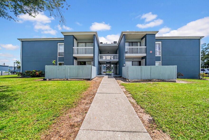 More Photos Of 2019 5th St W, Bradenton Apartments For Sale