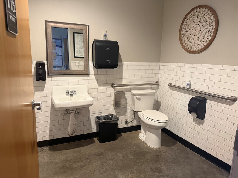 More Photos Of 1212 Chisholm Trail Rd, Round Rock Light Distribution For Lease