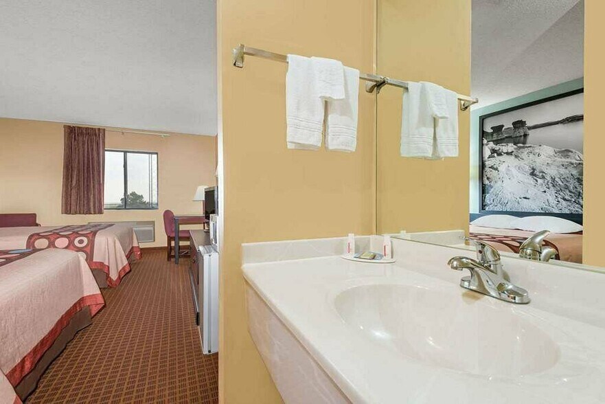 More Photos Of 709 S 13th St, Wakeeney Hotel For Sale