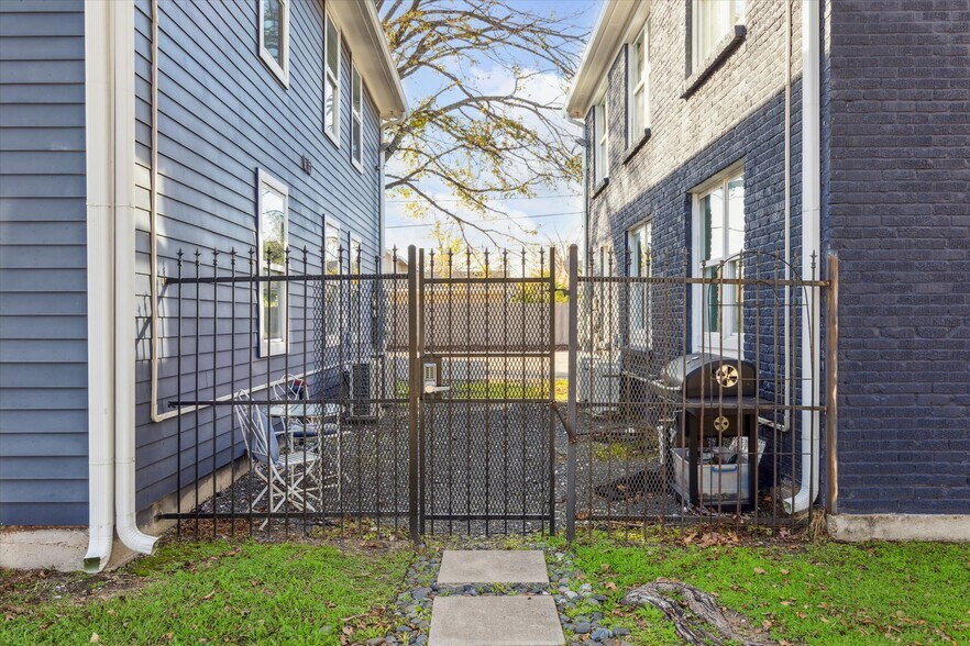 More Photos Of 1009 Enid St, Houston Apartments For Sale