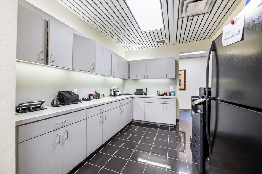 More Photos Of 6015 31st St E, Bradenton Office For Sale