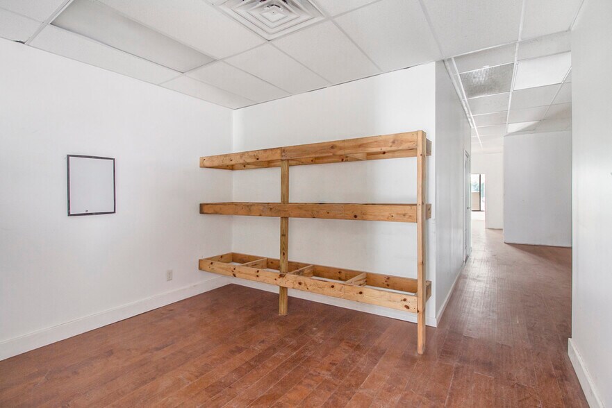 More Photos Of 1052-1072 W Huron St, Waterford Freestanding For Lease