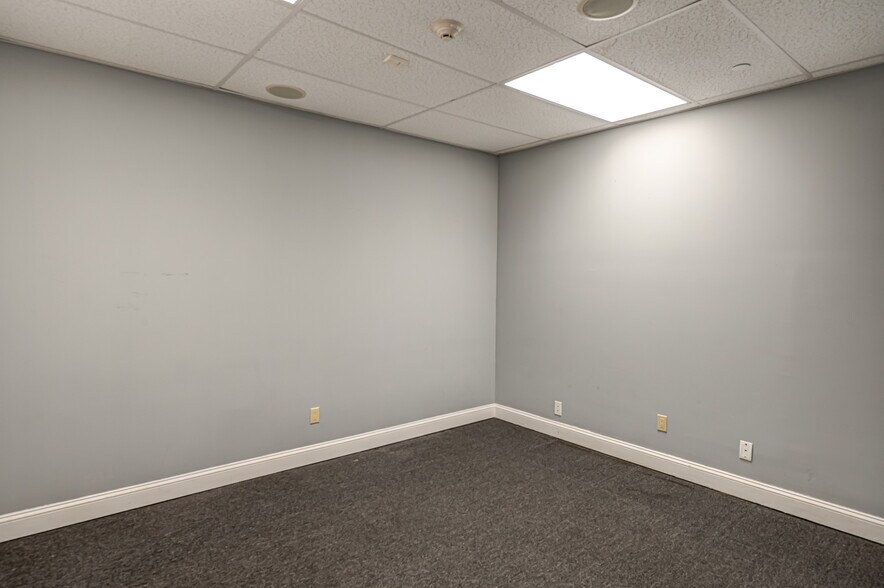 More Photos Of 328A Main St, Huntington Storefront Retail Office For Lease