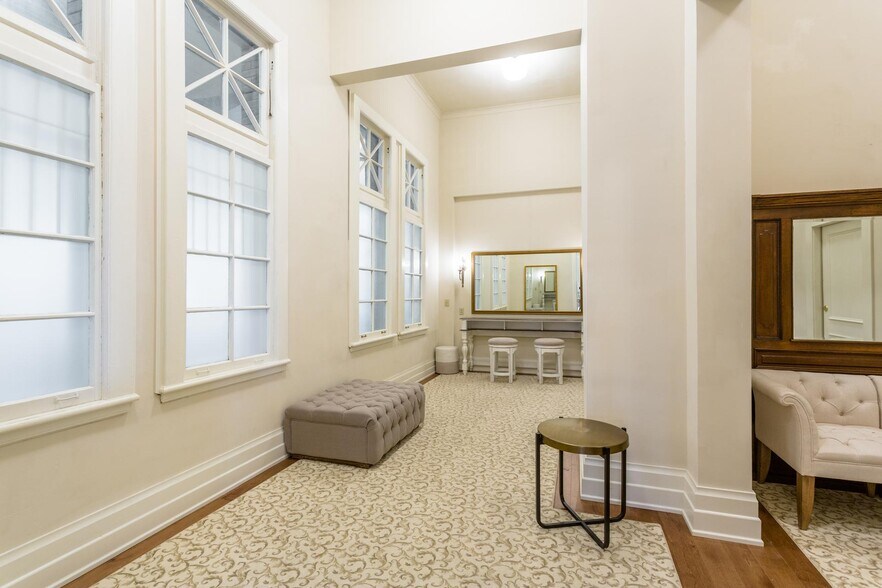 More Photos Of 12 Middlebrook Ave, Staunton Restaurant For Lease